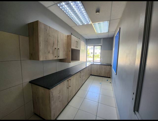 203M² OFFICE TO LET IN VORNA VALLEY